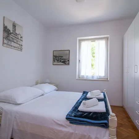Apartment Garina 1 *